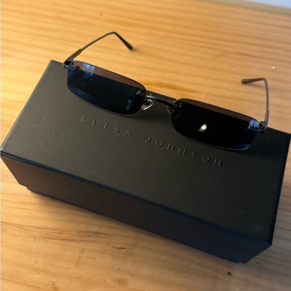 Elisa Johnson Black Kendall Sunglasses - Picture 3 of 3